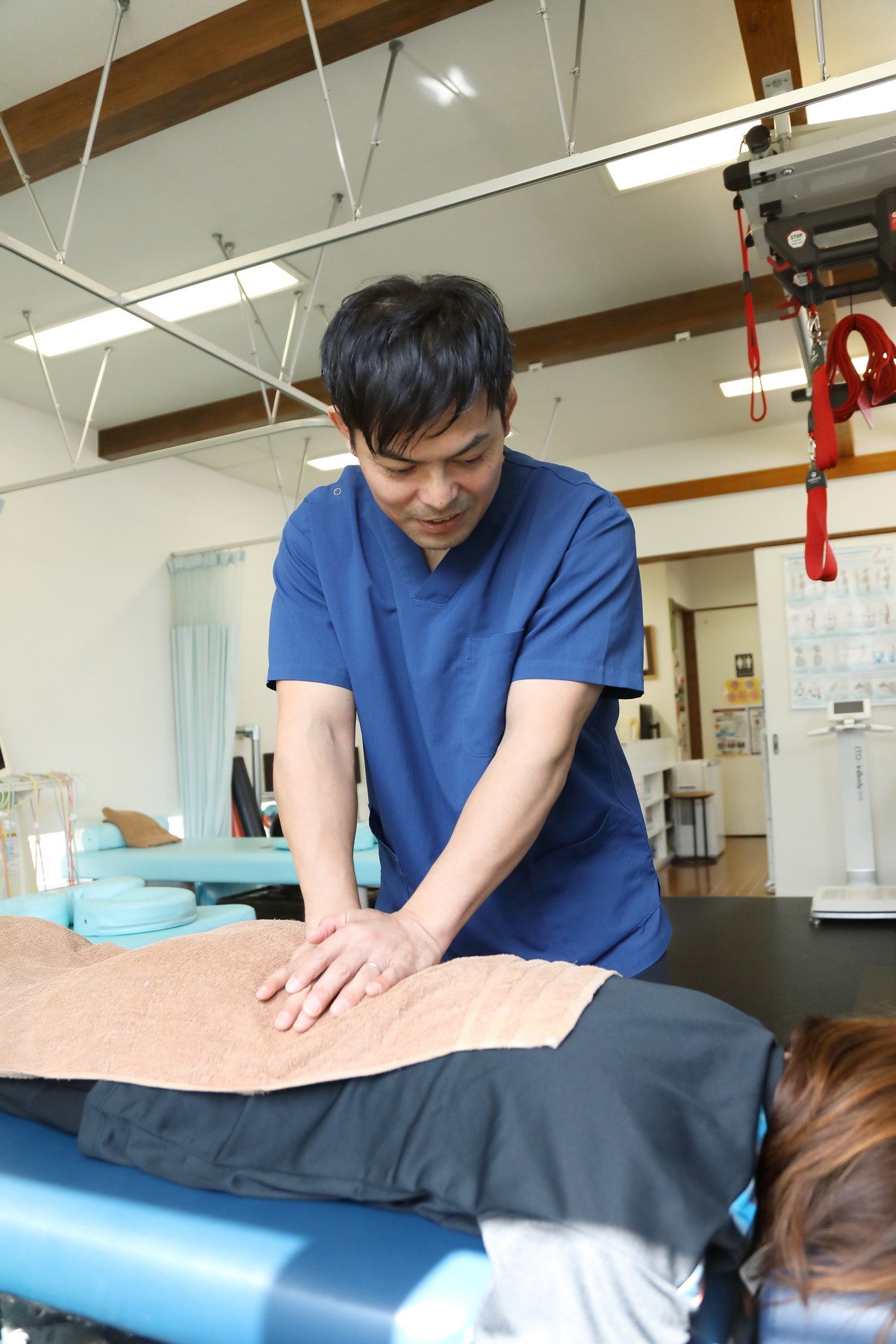腰まわりを手技でケアしている様子