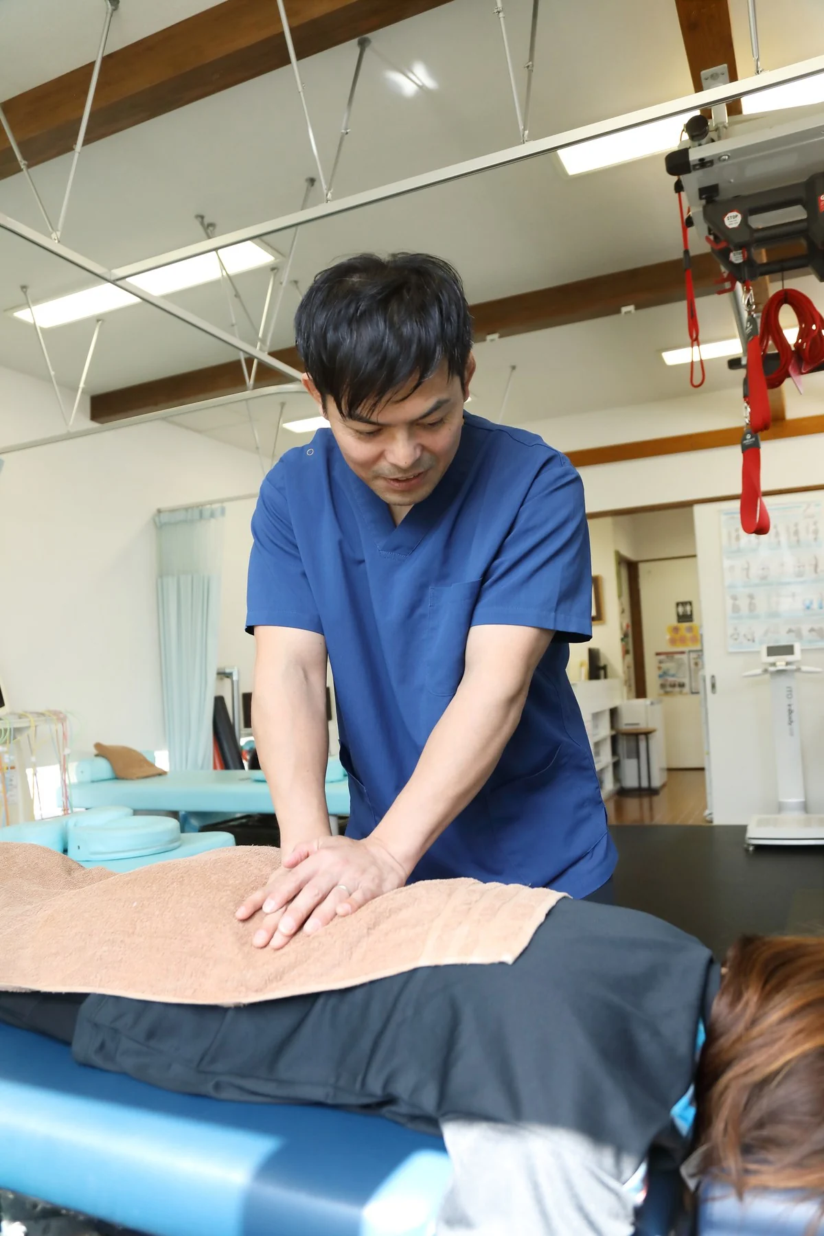 腰まわりを手技でケアしている様子